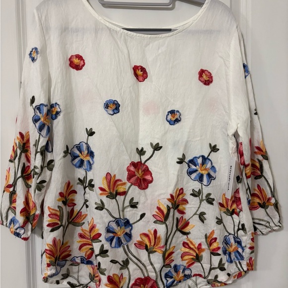 Kindred Tops - Embroidered Floral Women's Blouse - White
